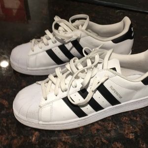 Size men’s 8.5 Adidas Superstar